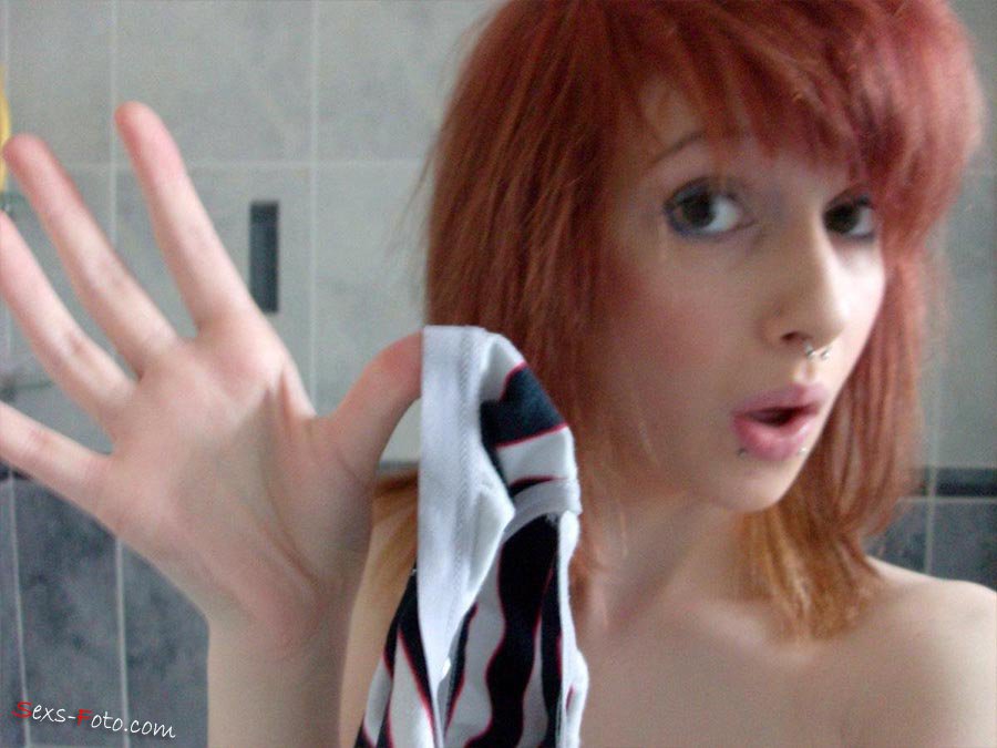 Девушка с рыжей пиздой позирует в ванной