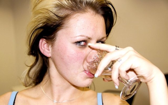 Сперма брызгает в рот пьяной девицы после глубокого минета
